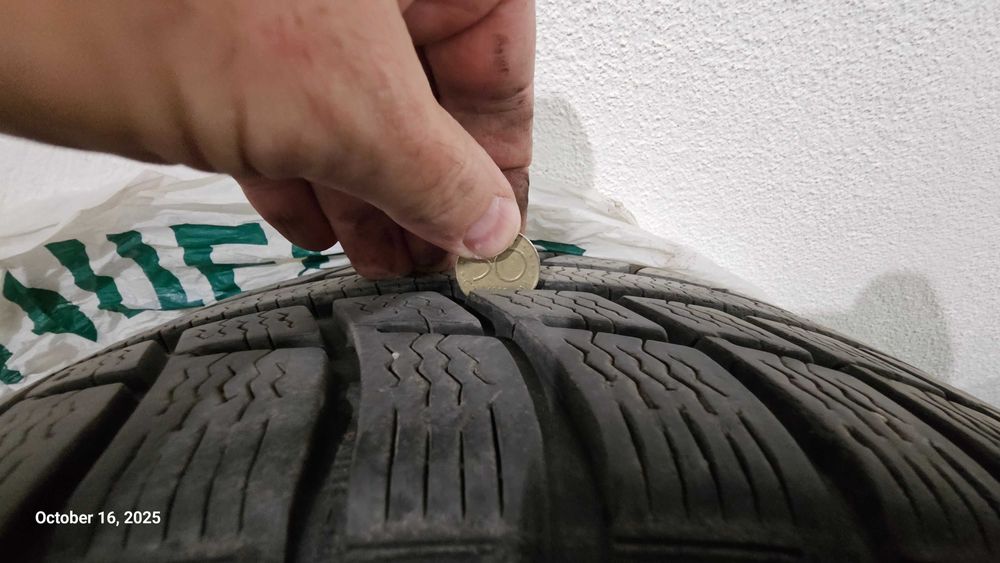 Продавам комплект гуми и железни джанти за Пежо.