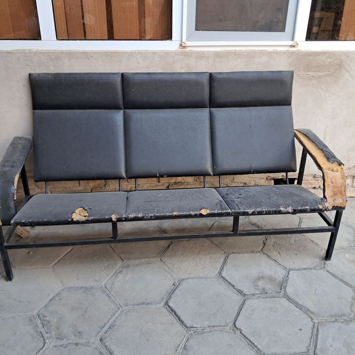 Столы для офиса, телевизоры, скамейка, кровати, ставни оконные.