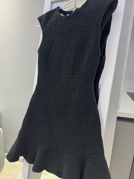 Къса черна рокля MANGO /букле/