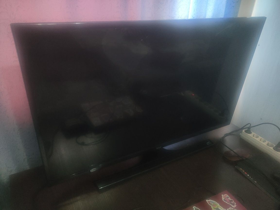 Телевизор 43 дюйма artel, разбита матрица