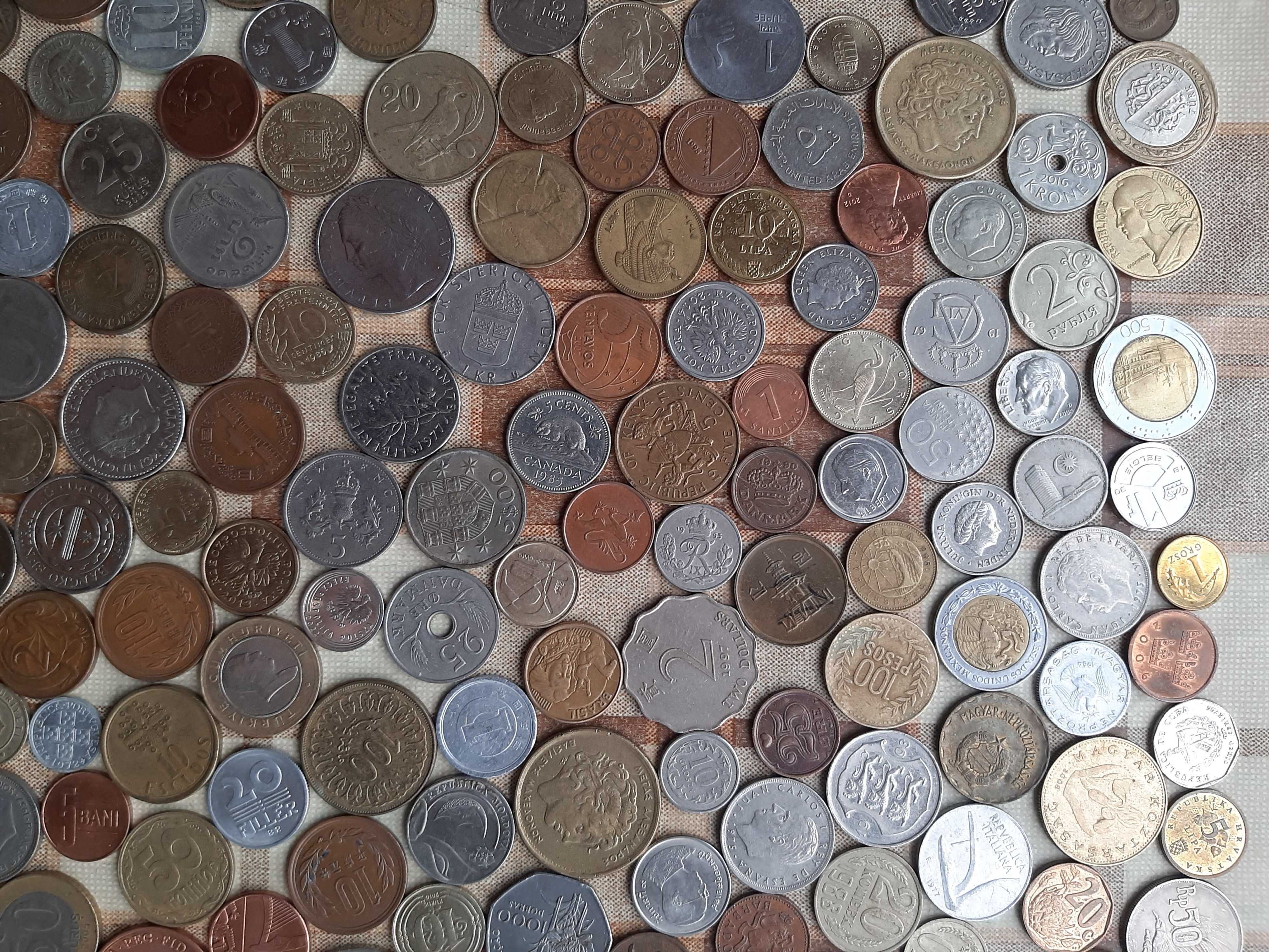 Огромен лот монети от 80 държави