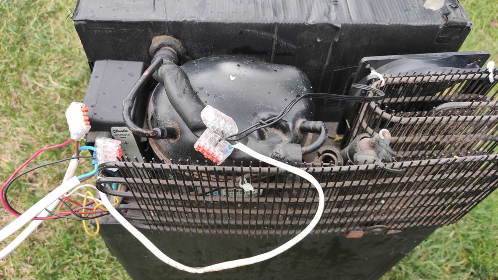 Frigider marca Waeco, model cu compresor cu alimentare la 12v.