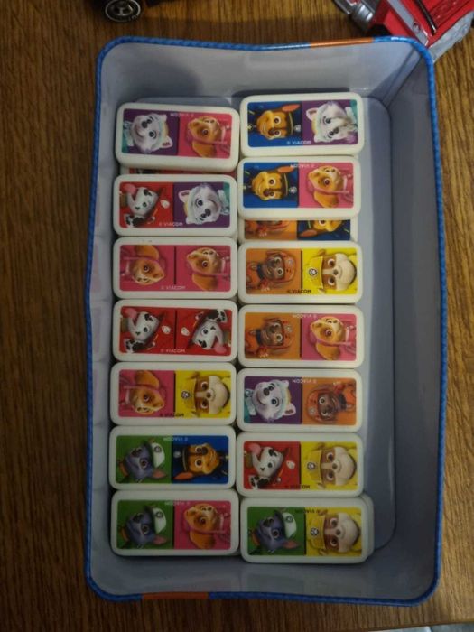 Domino, masini din metal cu Paw Patrula Catelusilor si figurina