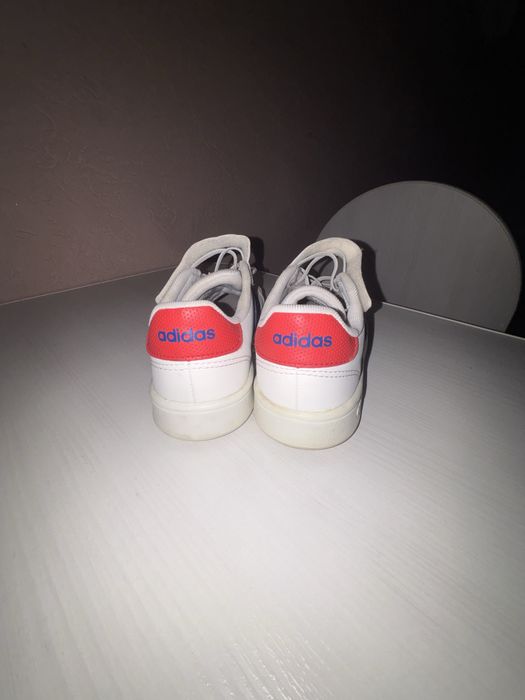 Продавам маратонки adidas черни и бели