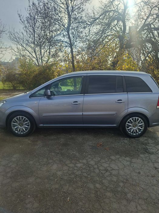 Продавам Опел Зафира 2010 година.