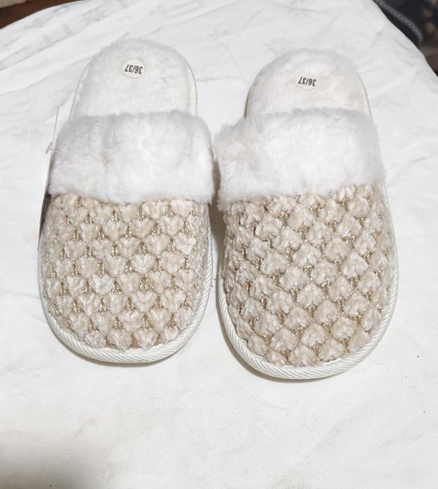 Papuci de casa noi cu eticheta
