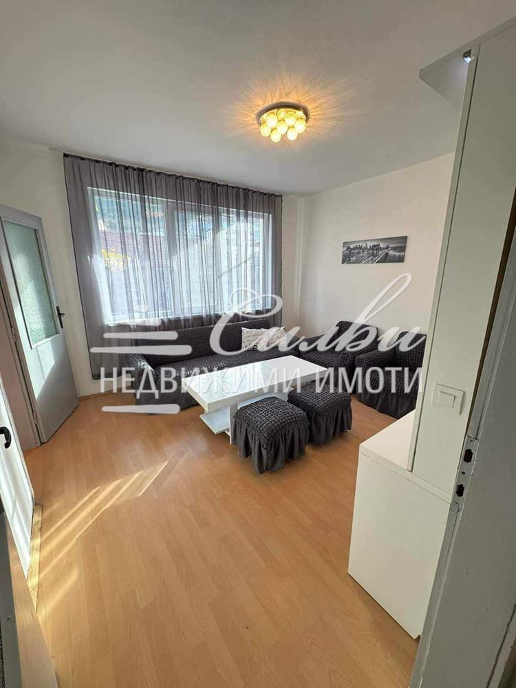 Дава се под наем Тристаен апартамент в Шумен, Център - 80 кв.м за 306 € - Снимка #2