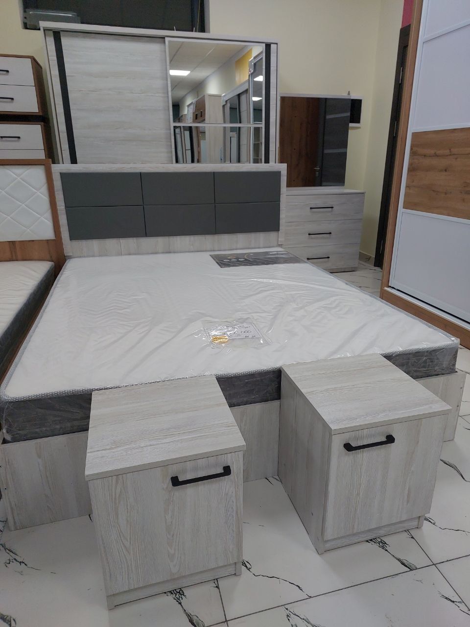 Spalni kravat mebel