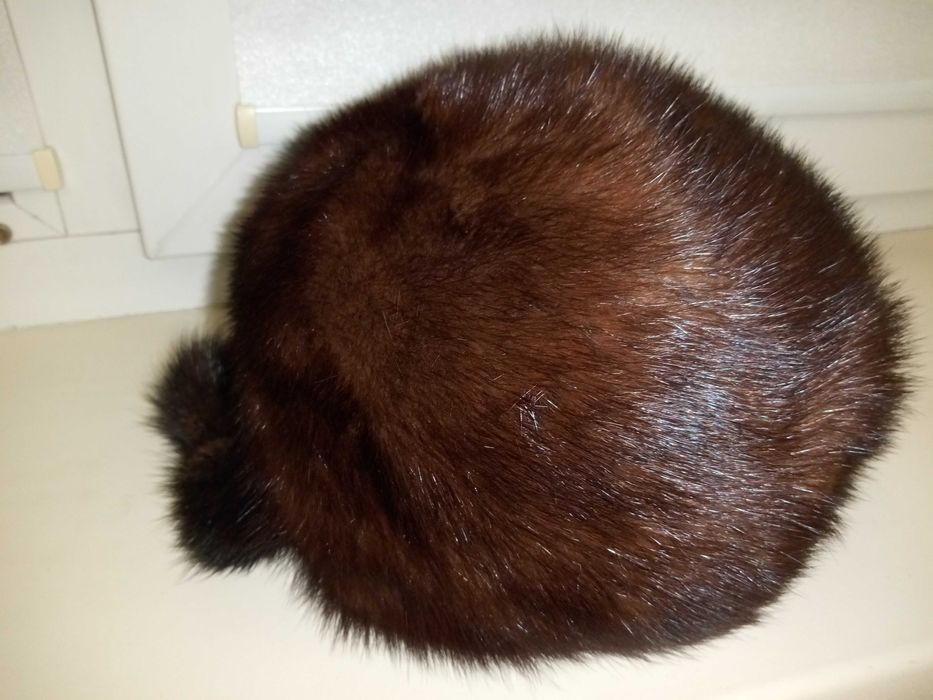 Продаются женская норковая шапка и мужская бобровая шапка.