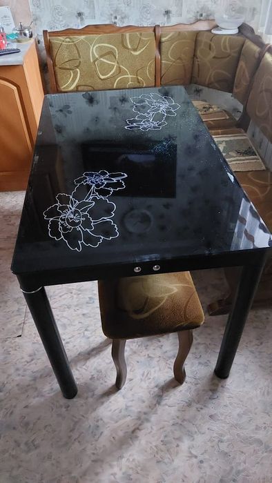 Стол, зона, диван