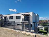 Vând două case lipite(tip duplex)  Dezmir