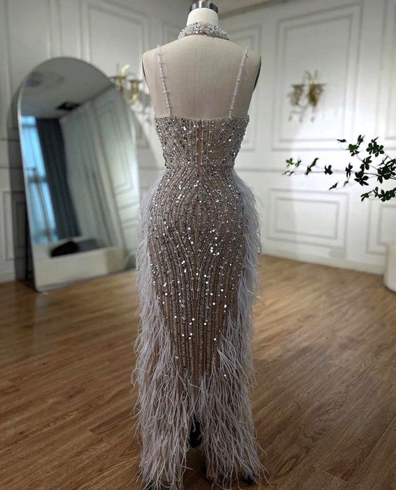 Рокля с камъни, перли и пера