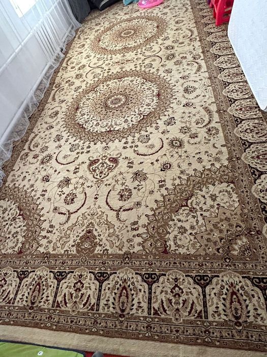 Продам кавер 4 на 8 в хорошем состояние большой толстый прочный