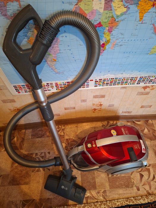 Пылесос LG 2000W в рабочем состоянии