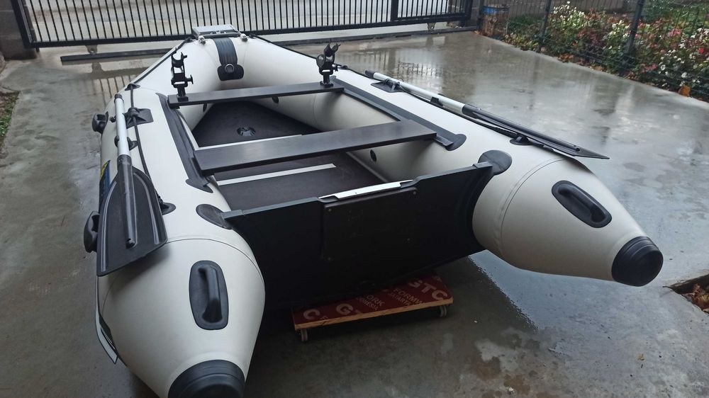 Продавам надуваема лодка с твърдо дъно и кил