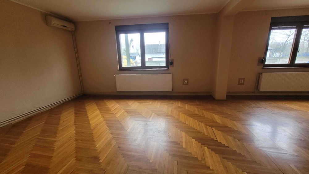 Imobil cu 3case:C1-3 nivele;C2-2nivele;C4-1 nivel;C3;C5;Piscina;Foisor