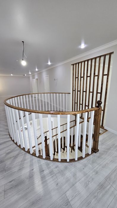 Изготовление и установка лестниц из дерева.