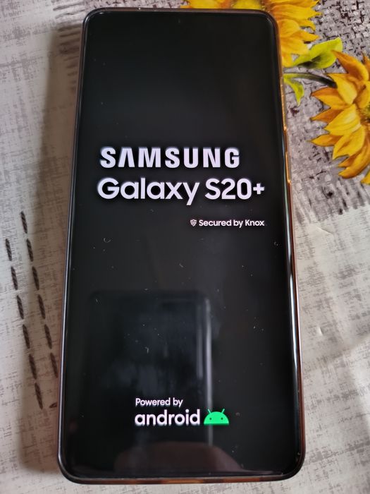 Продавам перфектен SAMSUNG S20 +