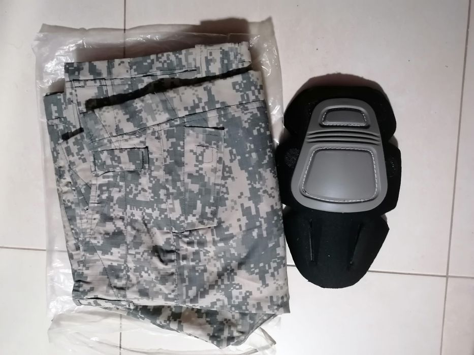 Pantaloni tactici cu genunchiere camuflaj digital