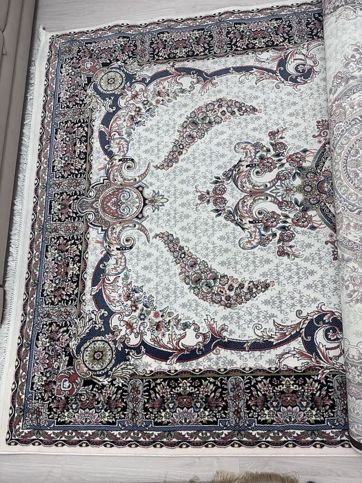 Шелковый ковёр, размер 2,4 * 4 м. В отличном состоянии. После стирки.