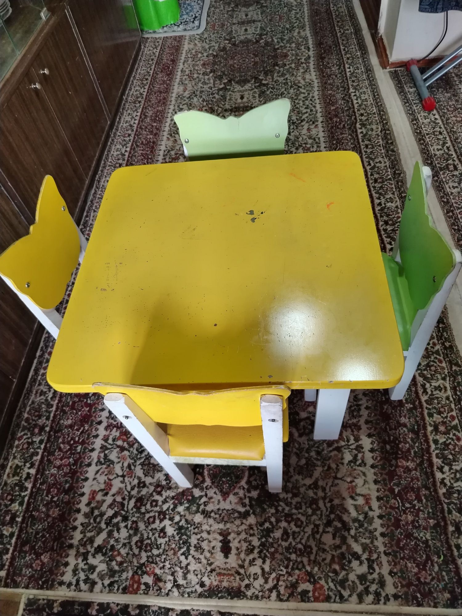 Detskiy stol stul sotiladi yaxwi xolati