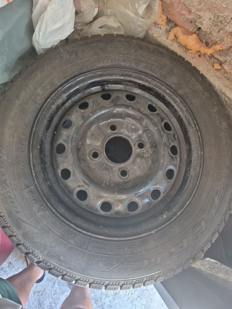 Продавам 5 броя зимни гуми с джанти 185/70 R14 – Debica Frigo
