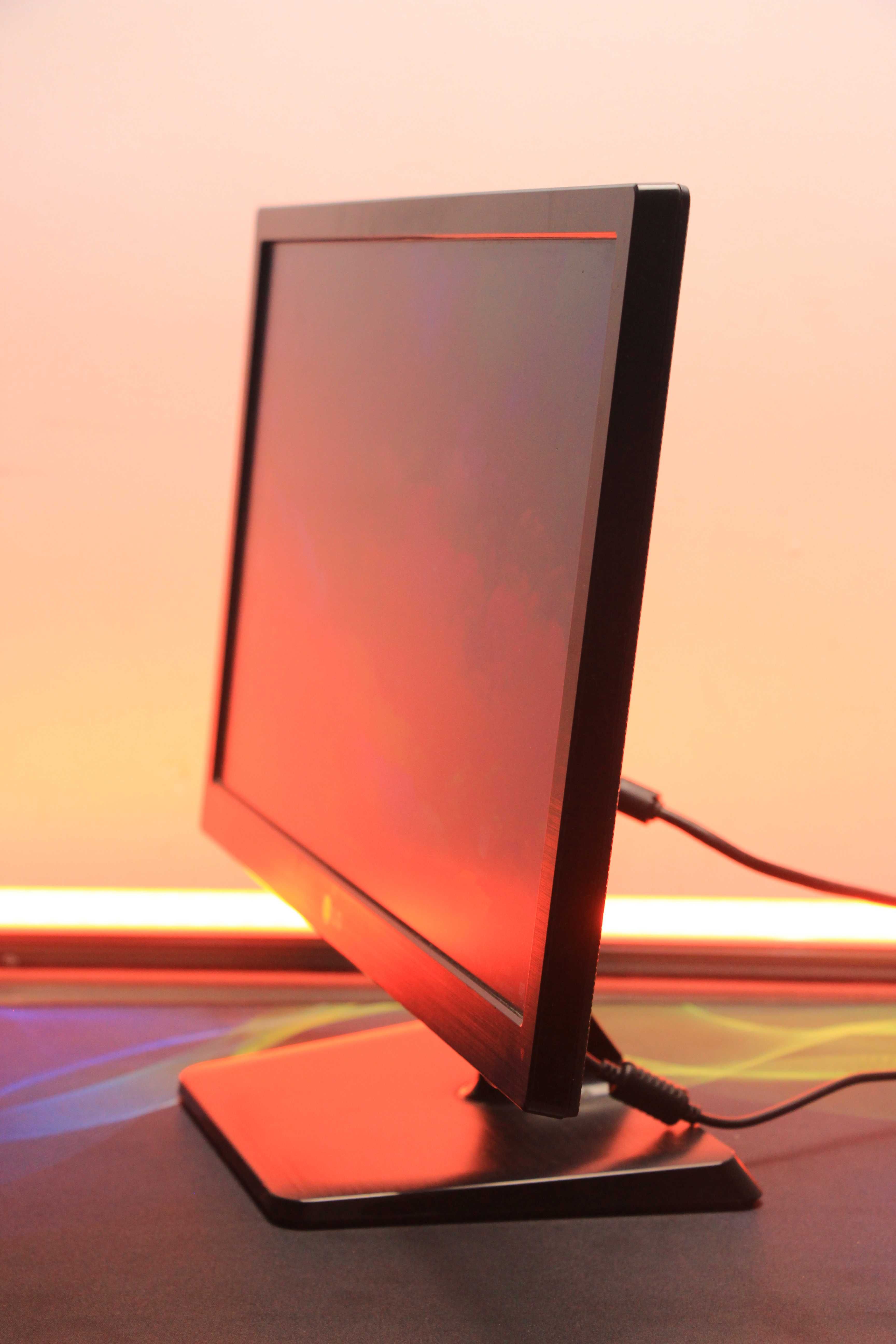 Lg 19 monitor sotiladi
