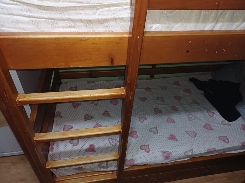 Vând pat suprapus lemn masiv