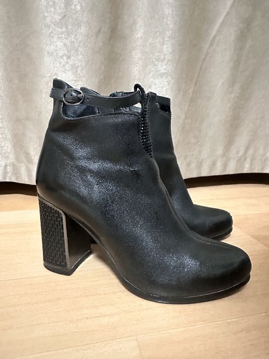 Продам сапожки весенние. Ботиночки 36 размера.