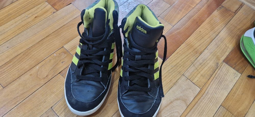 Черни маркови кецове