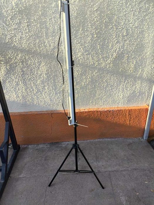 Кварцевая лампа на стойке переносная.