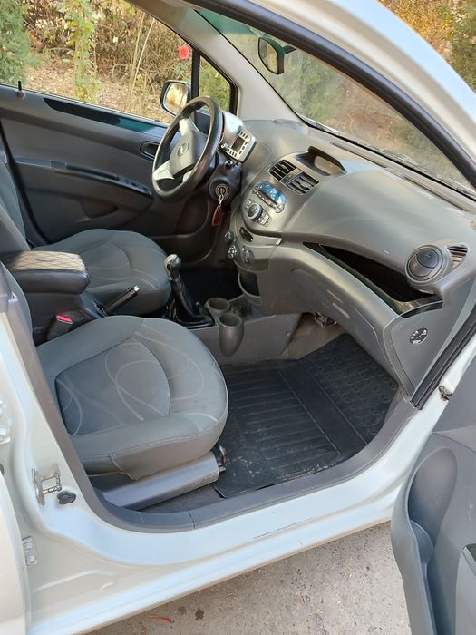 Spark sotiladi kraskasi pachti toza 2 ta kichkina petno bor