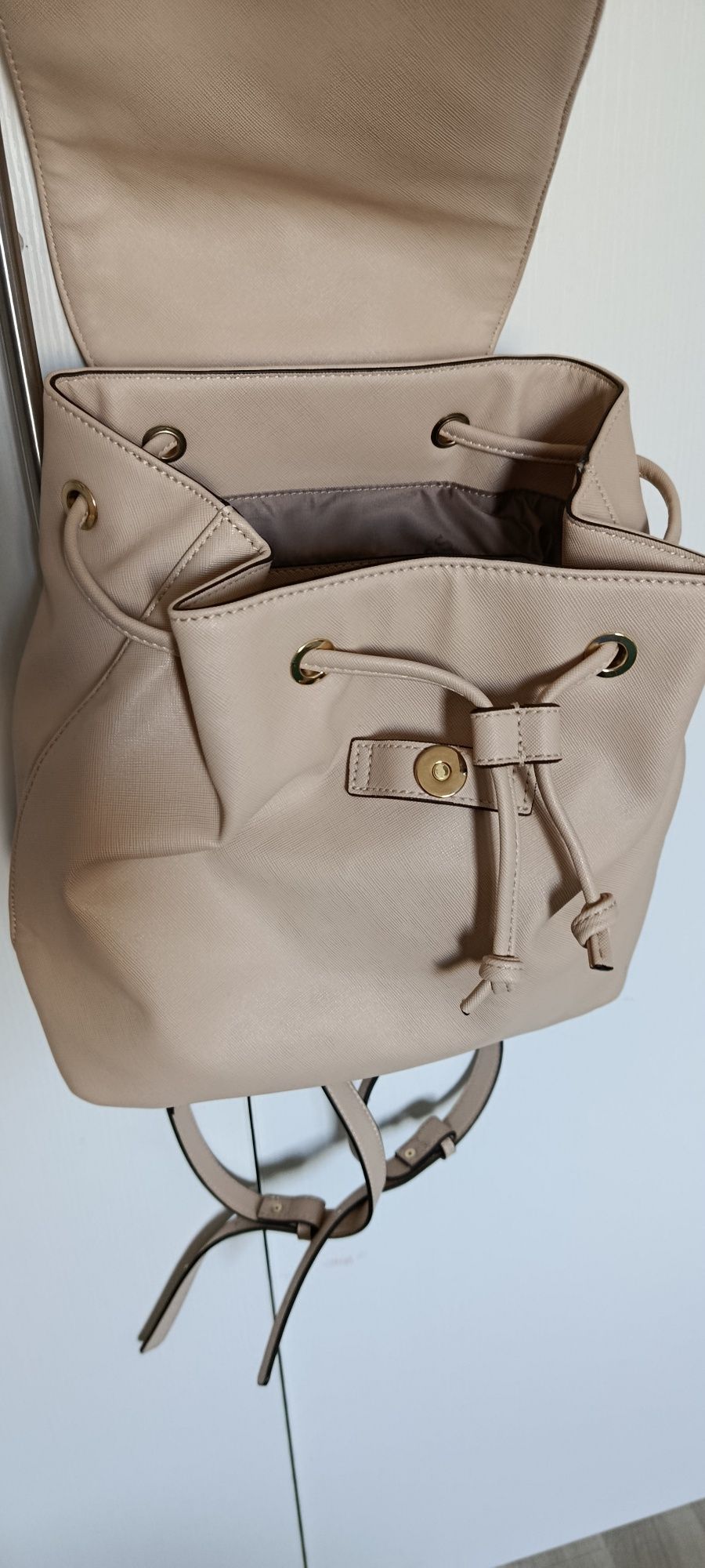 Vând rucsac Guess nou