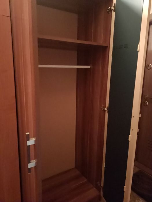 Vând 2dulapuri și o vitrina