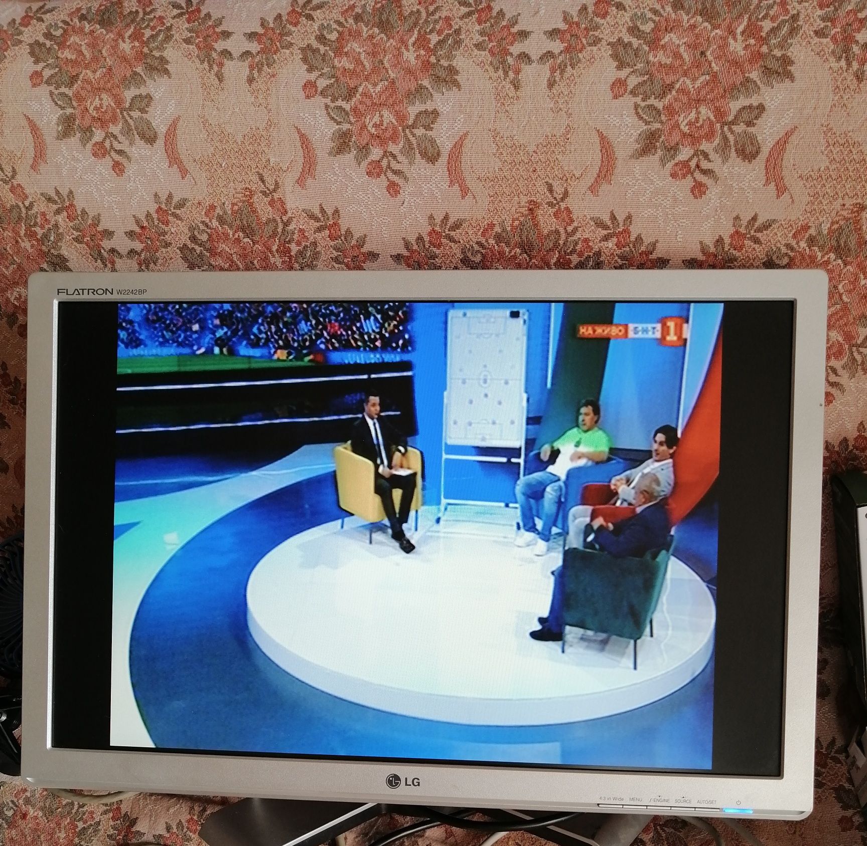 LG FLATRON W2242BP с тунер