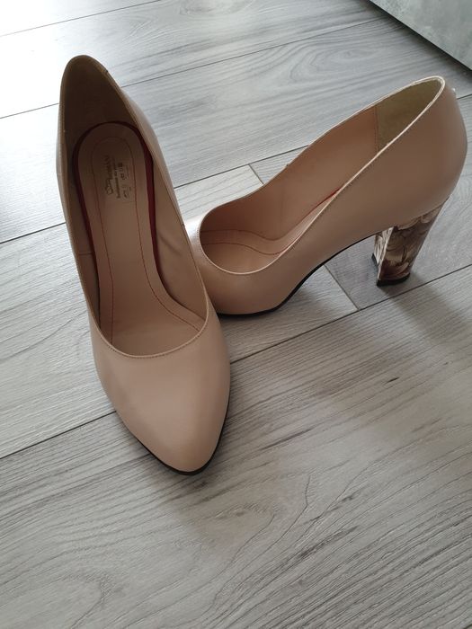 Vand pantofi dama, marimea 39, purtati 2 ore. Valabil doar pt oradea.