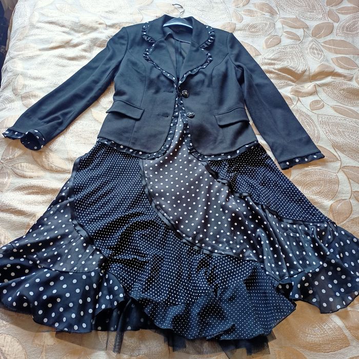 Продам платья и костюм двойка.