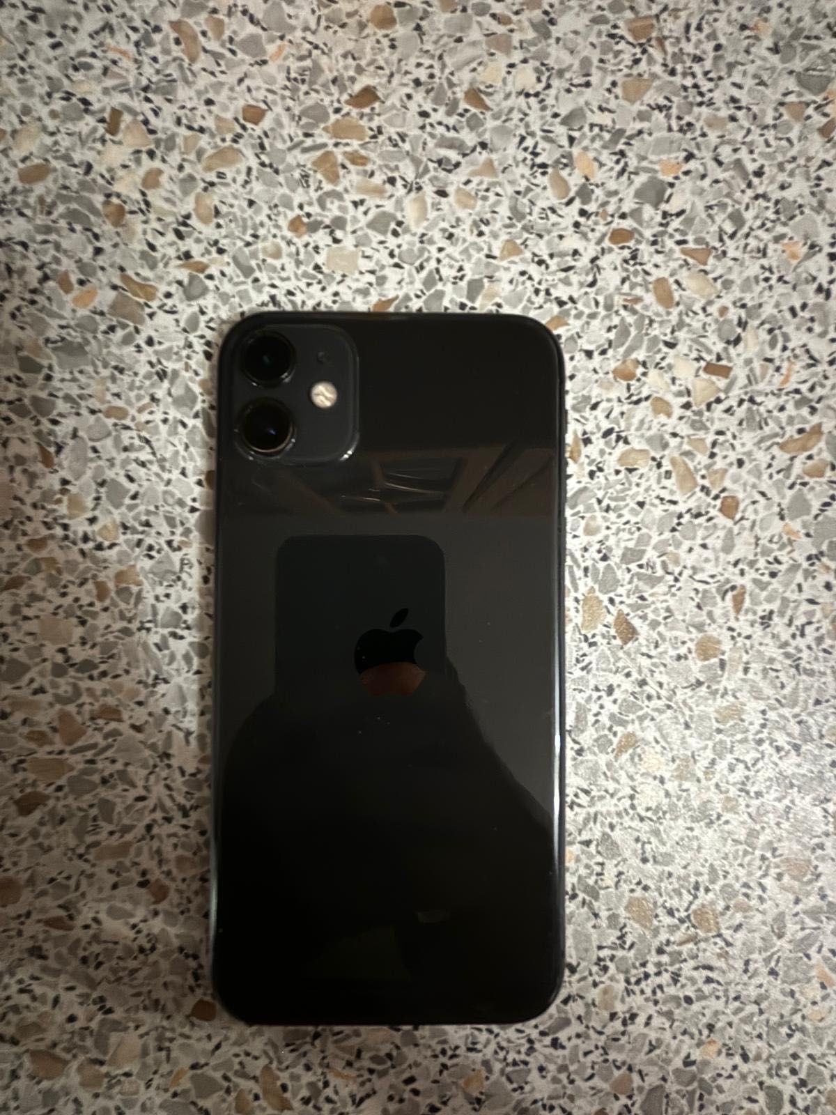 iPhone 11 negru.