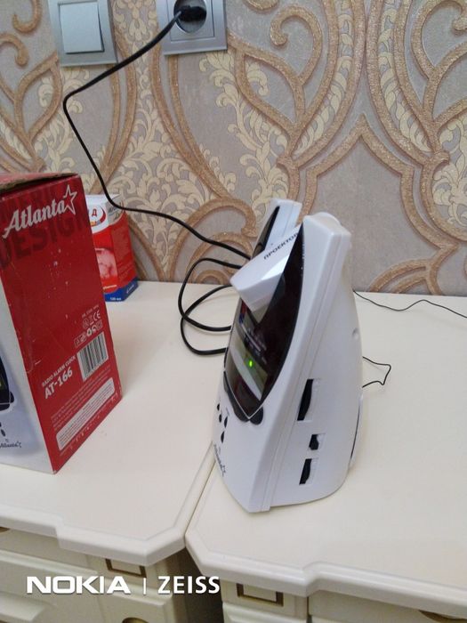 Продам часы электроныи проектор.будилник радио