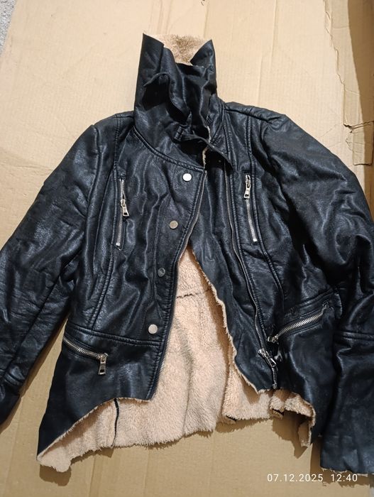 Продавам дамско кожено яке