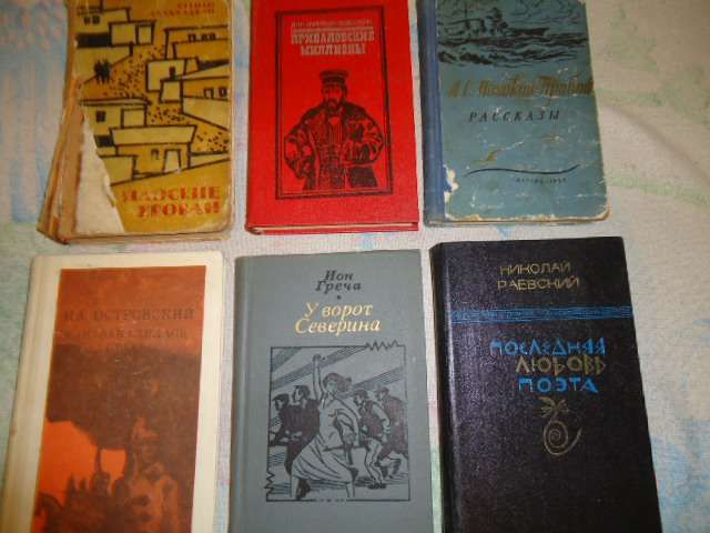 Книги разные  техническая и художественная литература.
