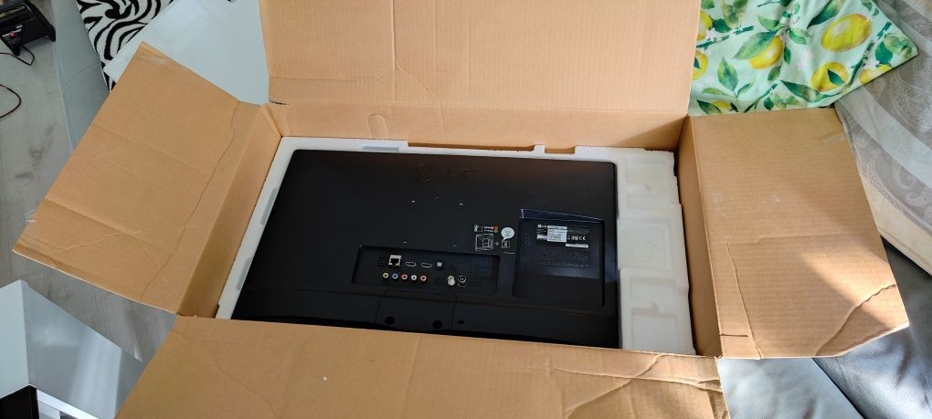 LG Smart TV 24MT49S със всичко нужно