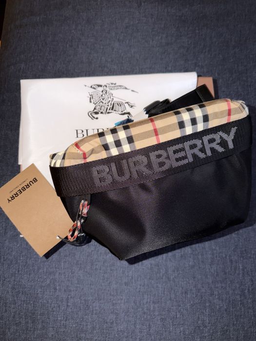 Чанта Burberry.