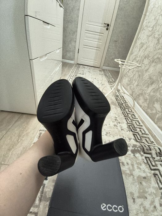 Сапожки белые  Ecco