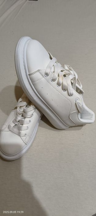 Adidasi purtați o singura data