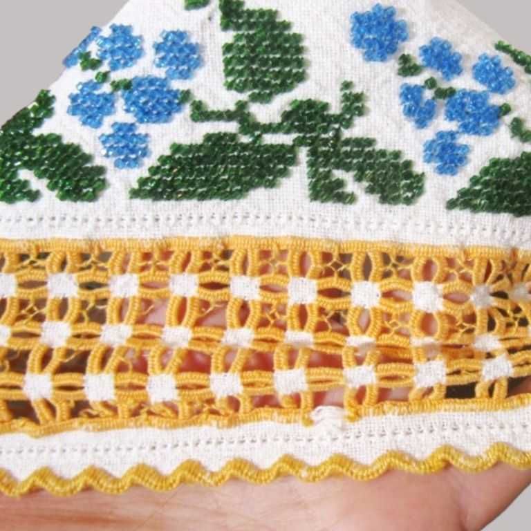 Ie traditionala veche din Moldova lucrata manual cu margele fine M-L
