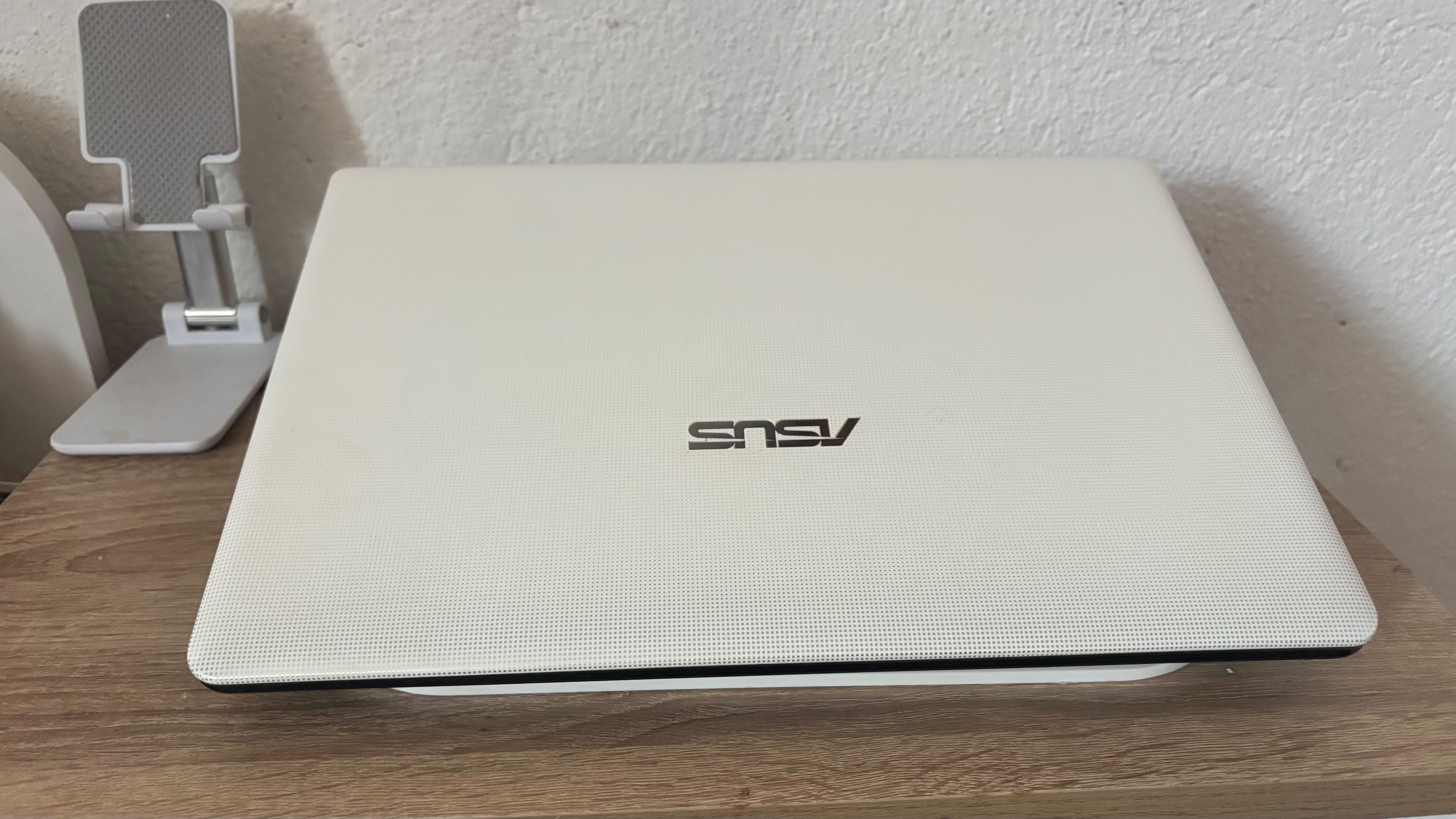 Лаптот Asus запазен