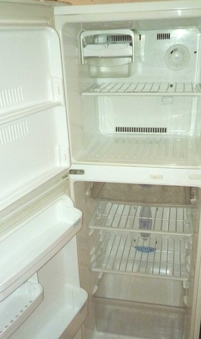 Продам современный , рабочий  холодильник в хорошем состоянии .