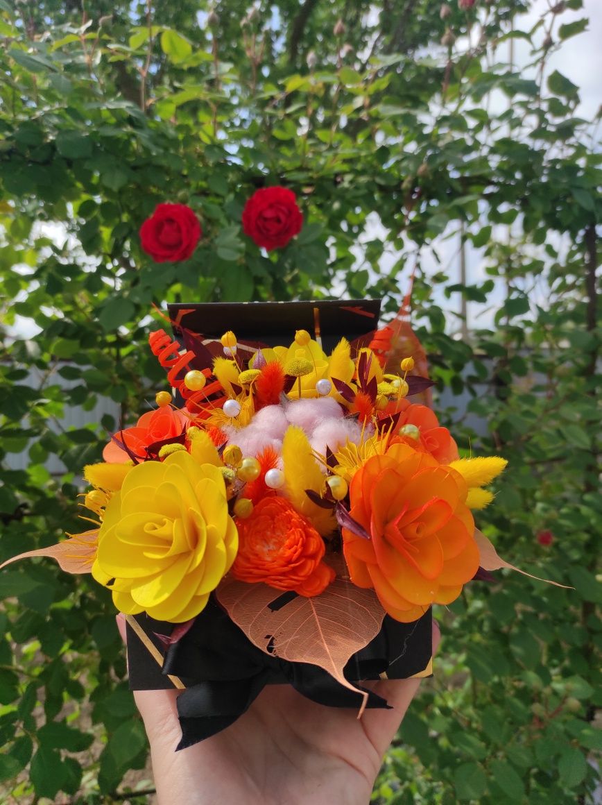 Aranjament floral realizat din flori uscate și flori de lemn