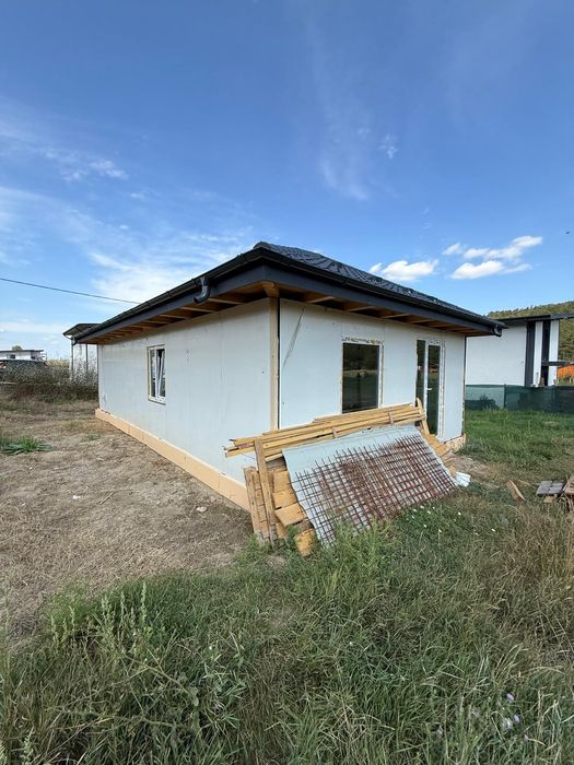 Vand casa pe structura metalica